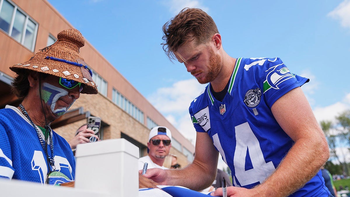 Sam Darnold signs autographs