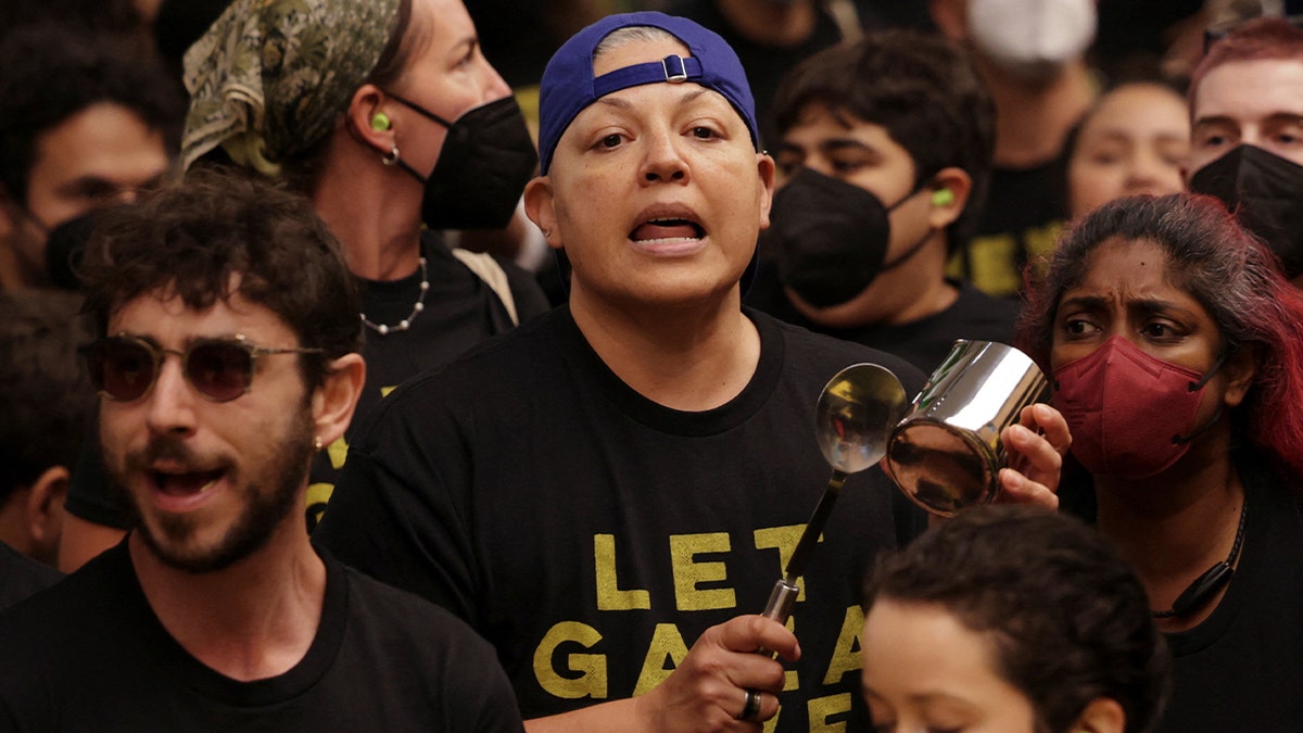 Actor Sarah Ramirez joins ProPalestinian protesters in Schumer, the office of Gilibrand