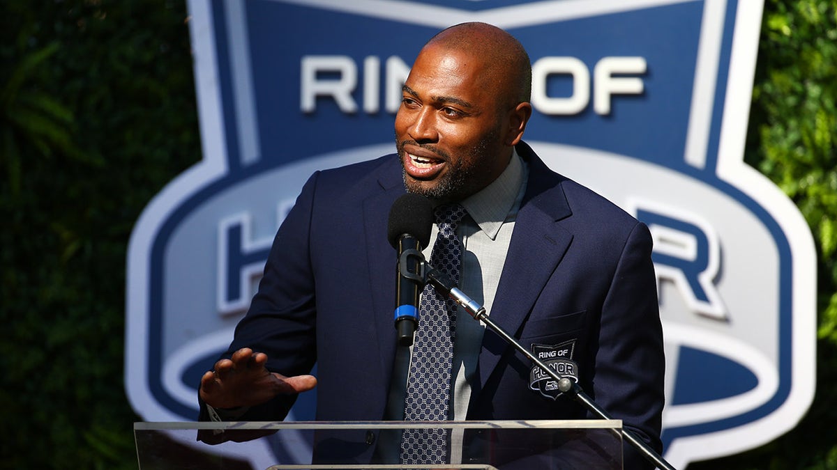 shaun-alexander Sean Alexander is guessed that Sam Darnold with Sehox will be better