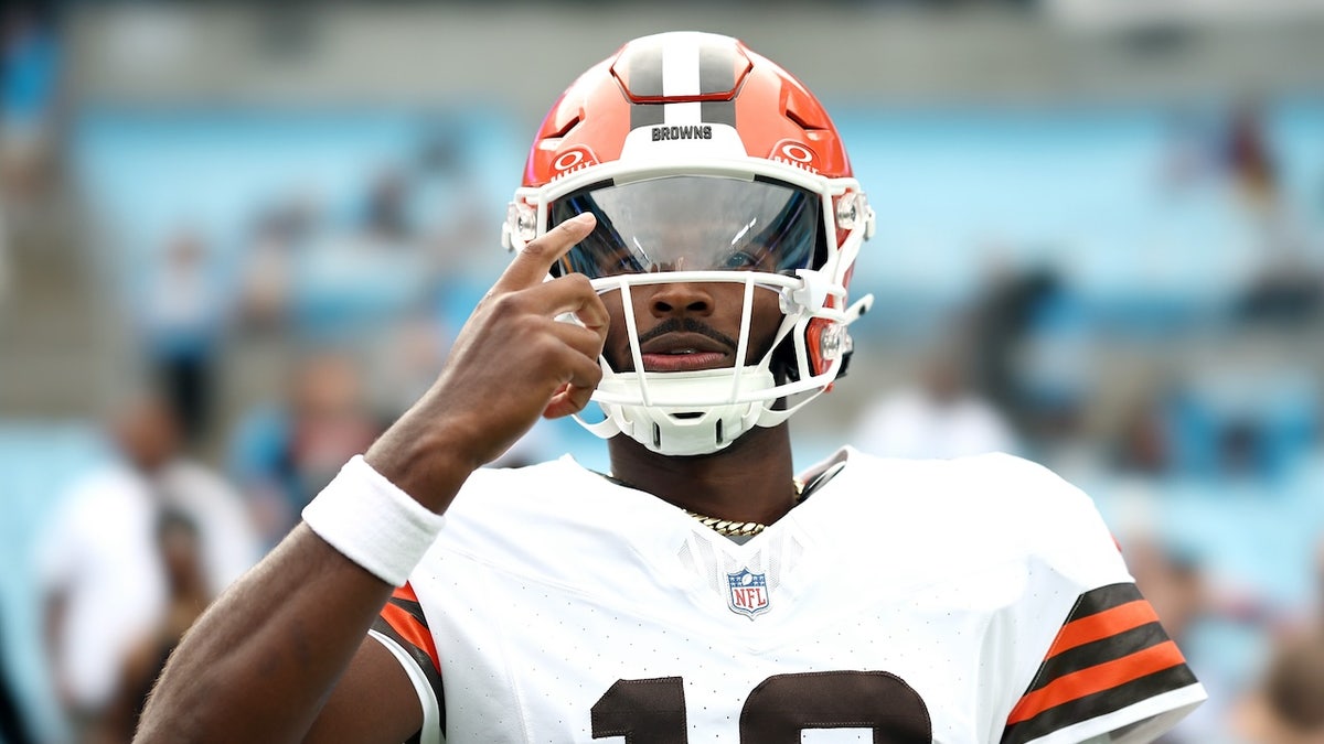 Oyun kurucu Shedeur Sanders #Cleveland Browns, 08 Ağustos 2025'te Charlotte, Kuzey Carolina'da Bank of America Stadyumu'ndaki Carolina Panthers'a karşı NFL Preseason 2025 maçından önce tünelden çıkıyor.