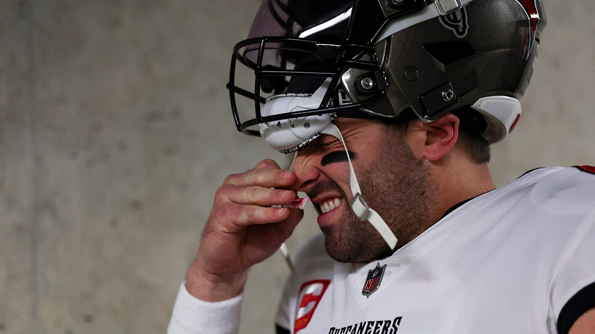 Baker Mayfield uses smelling salt