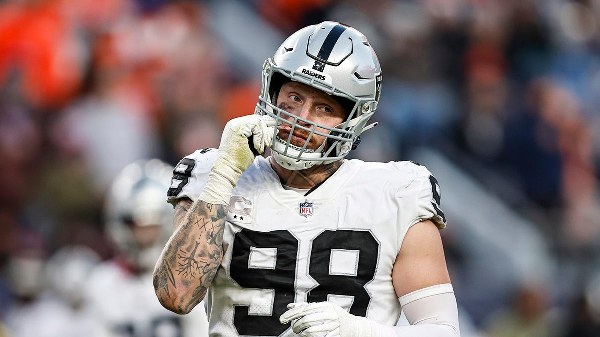 Maxx Crosby menggunakan garam aroma