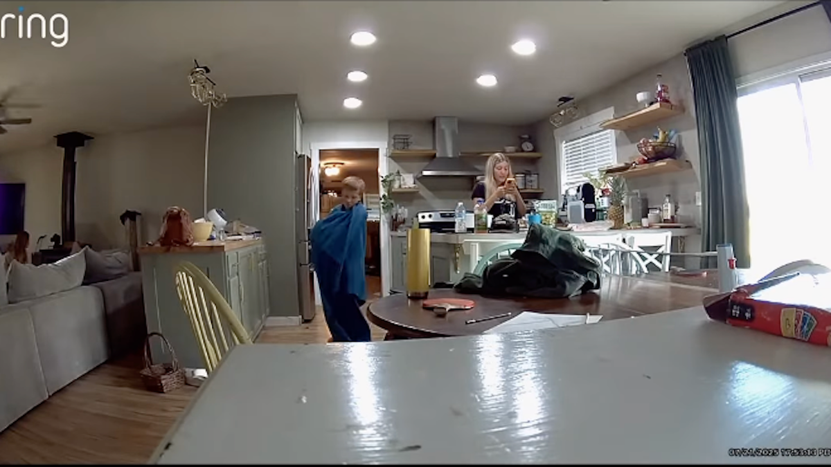 El padrastro utiliza el entrenamiento como castigo después de que el hijastro fala al respeto a la mamá en un clip viral