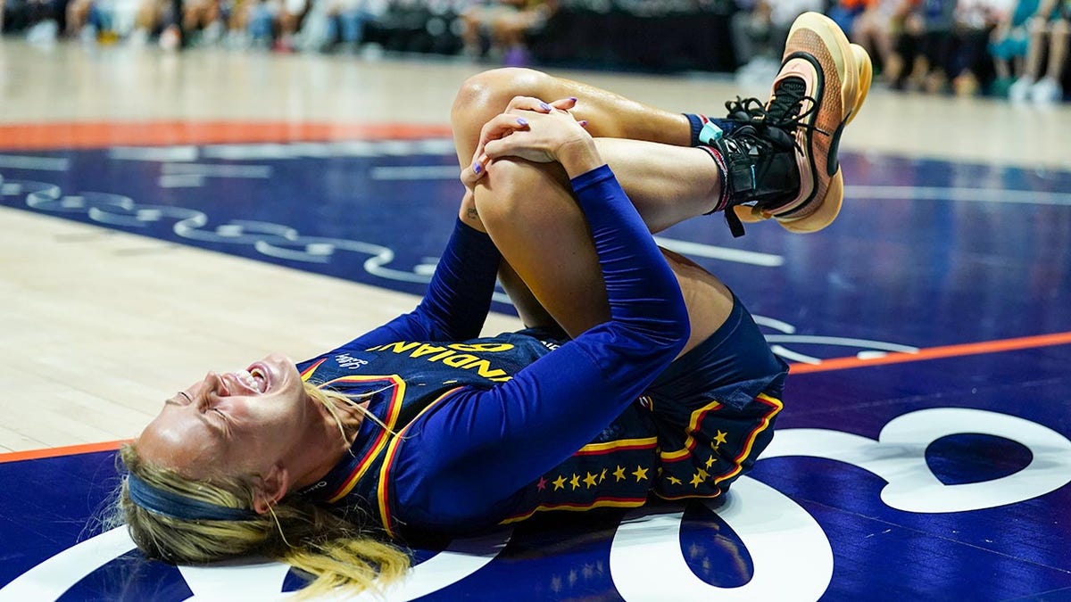 Sophie Cunningham en dolor en la corte