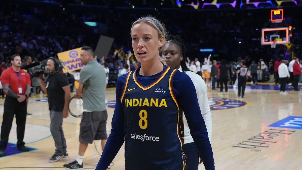 Indiana Sufi Fever Fever (8) meninggalkan pengadilan setelah pertandingan melawan Los Angeles Sparks di crypto.com