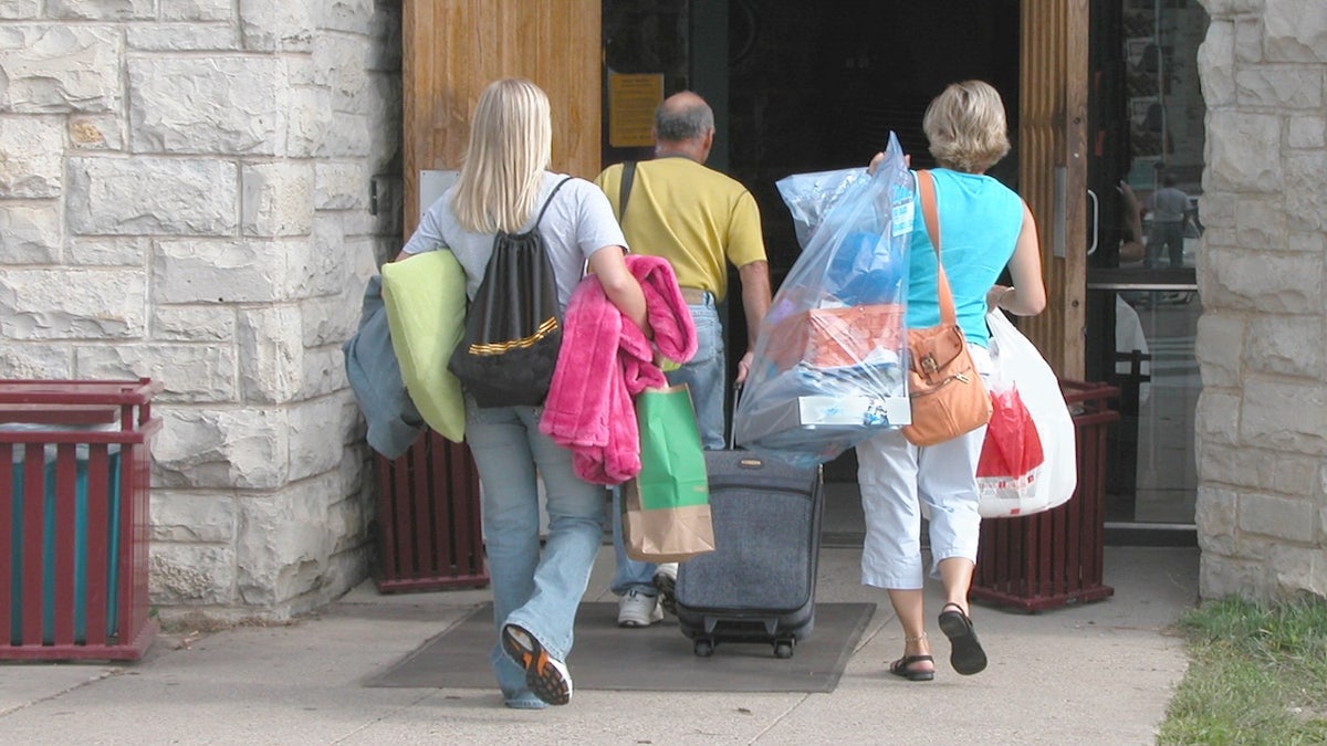 Student and parents moving into college