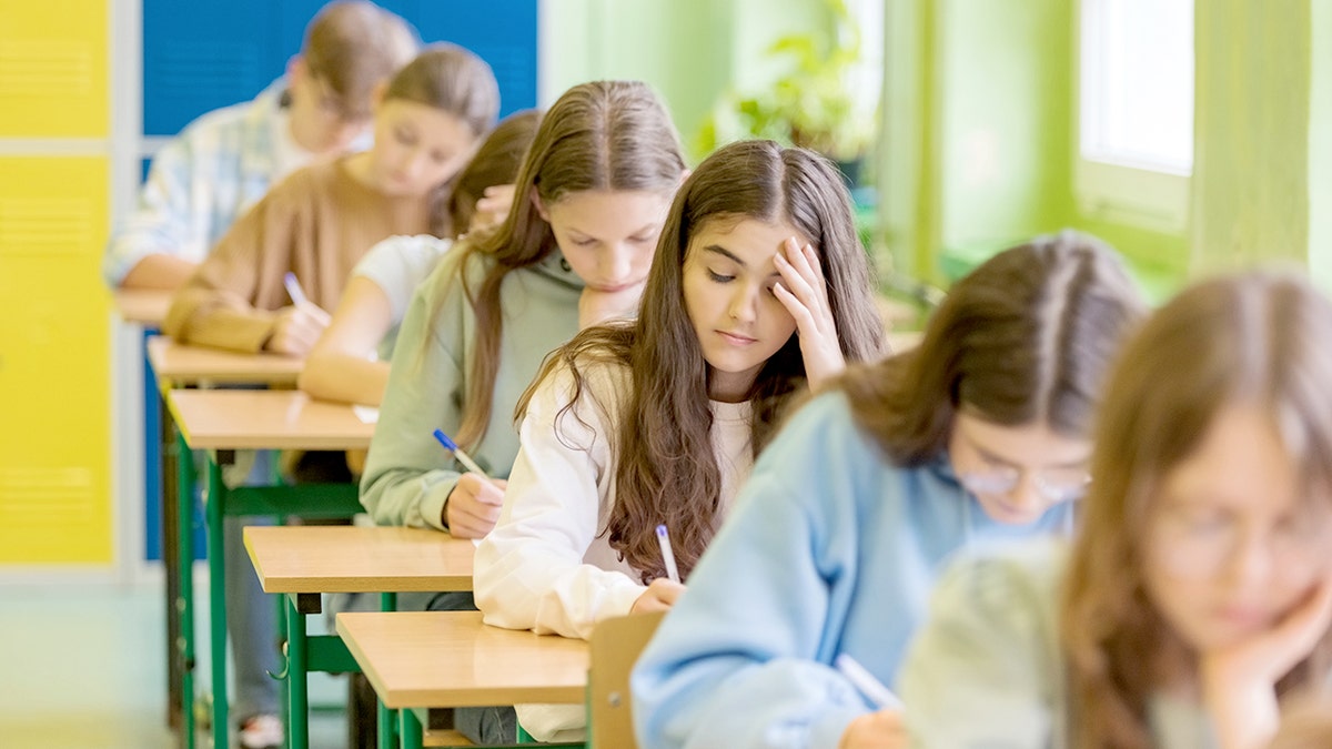 Studenti, kas veic pārbaudi klasē