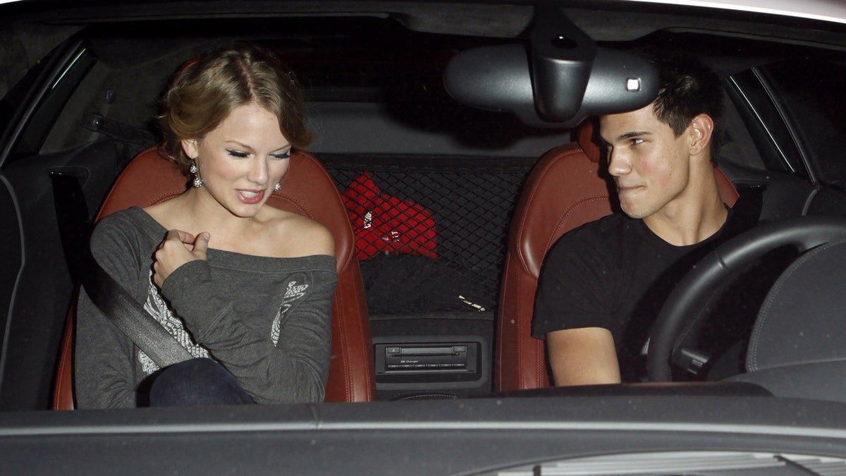 Taylor Swift and Taylor Lautner in the car