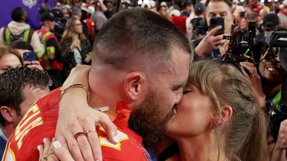 Taylor Swift, Travis Kelce kissing