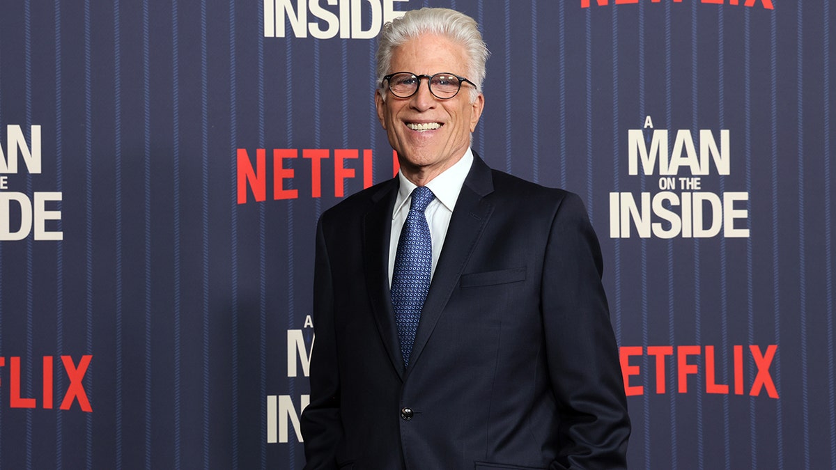 泰德·丹森（Ted Danson）於2024年11月在洛杉磯的內部首映式中首映。