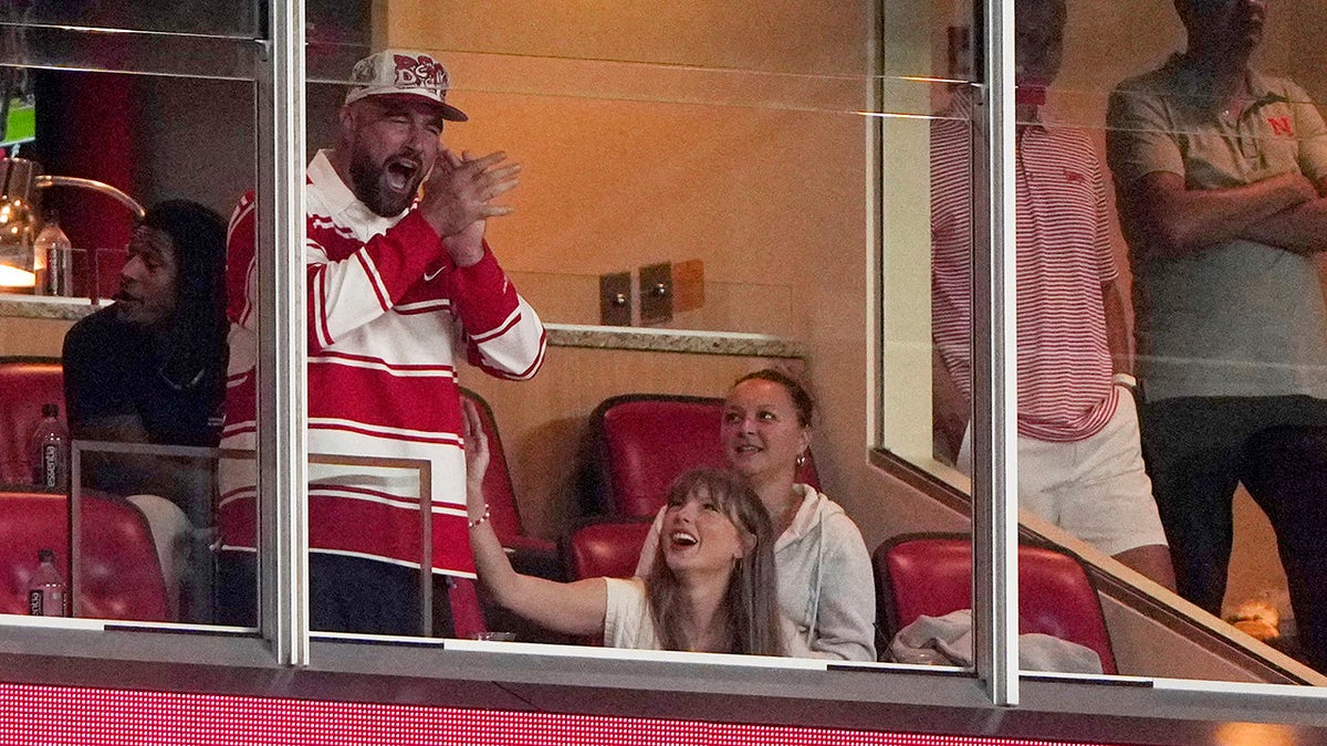 Taylor Swift with fiancé Travis Kelce at Cincinnati football game