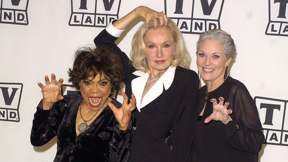 Eartha Kitt,Julie Newmar和Lee Meriwether擔任貓女。