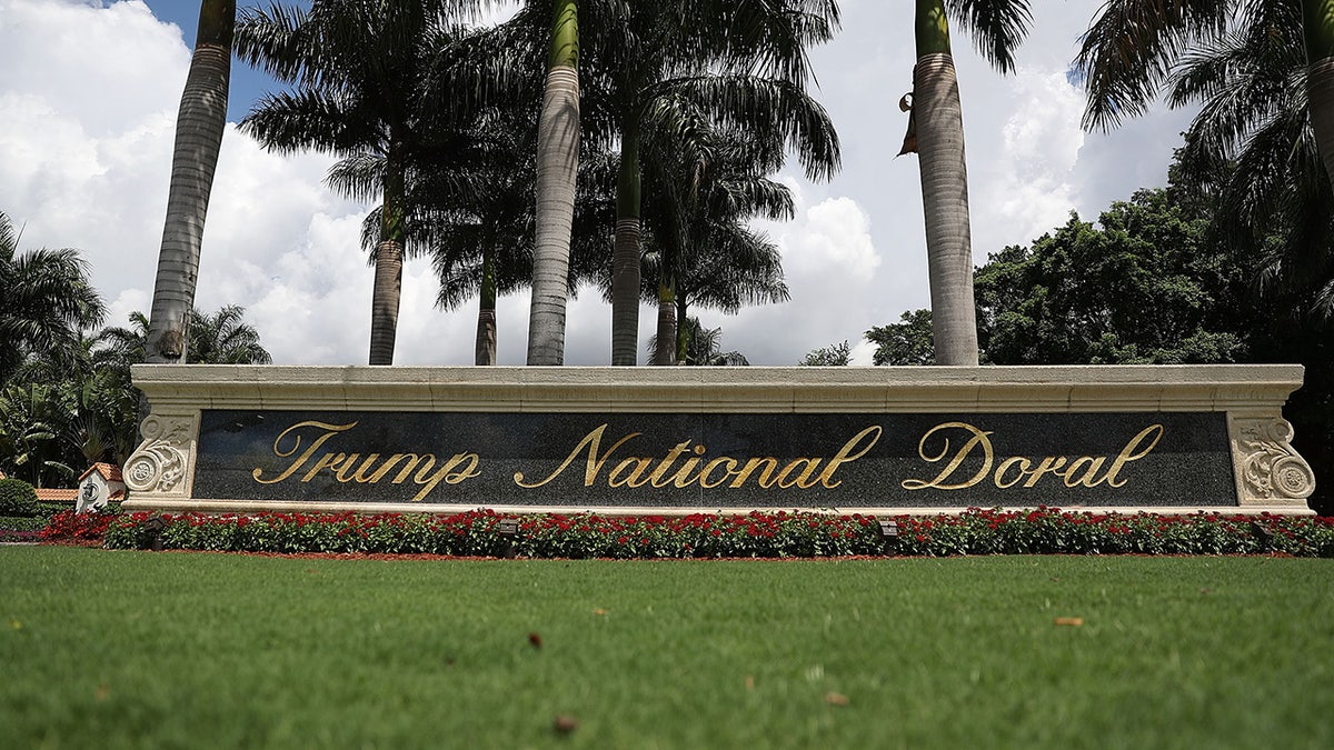 Trump está fuera del resort nacional de doble señalización