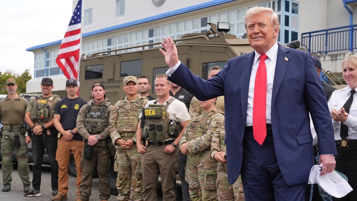 Trump speaks with the National Guard and the staff of the police