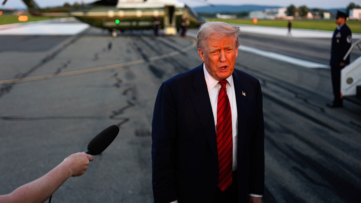 Trump berbicara kepada koresponden oleh Marine One