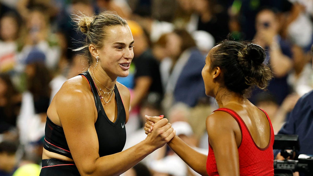 Aryna Sabelnka shakes hands with Leylah Fernandez