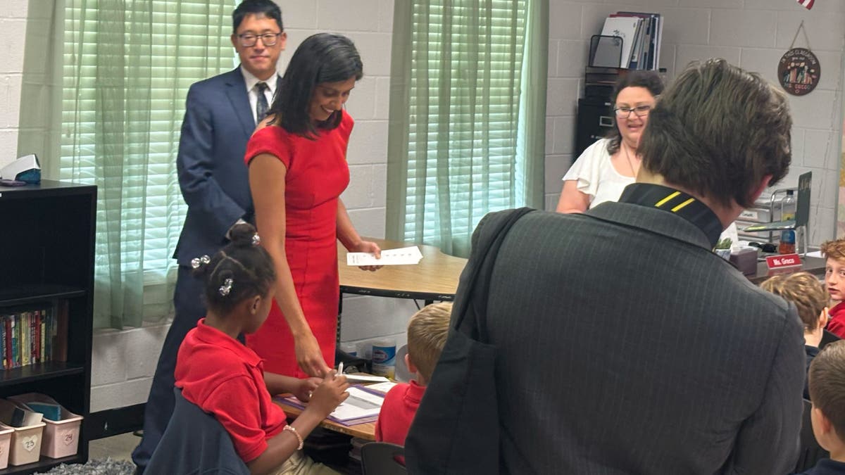 Usha Vance is shown on Thursday and children of school in Georgia as part of her child study. "He uses his voice to tell people how important it is to keep children safe and make sure that they grow happy and healthy," Ms. Vance said it was partly about the first Lady Lady Melania. 