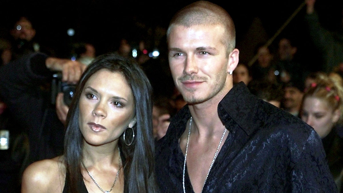 Victoria Beckham dan David Beckham hadir pada tahun 2001