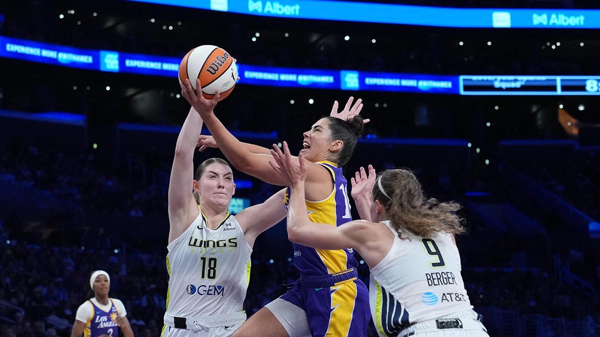 Kelsey Plum drives to the hole