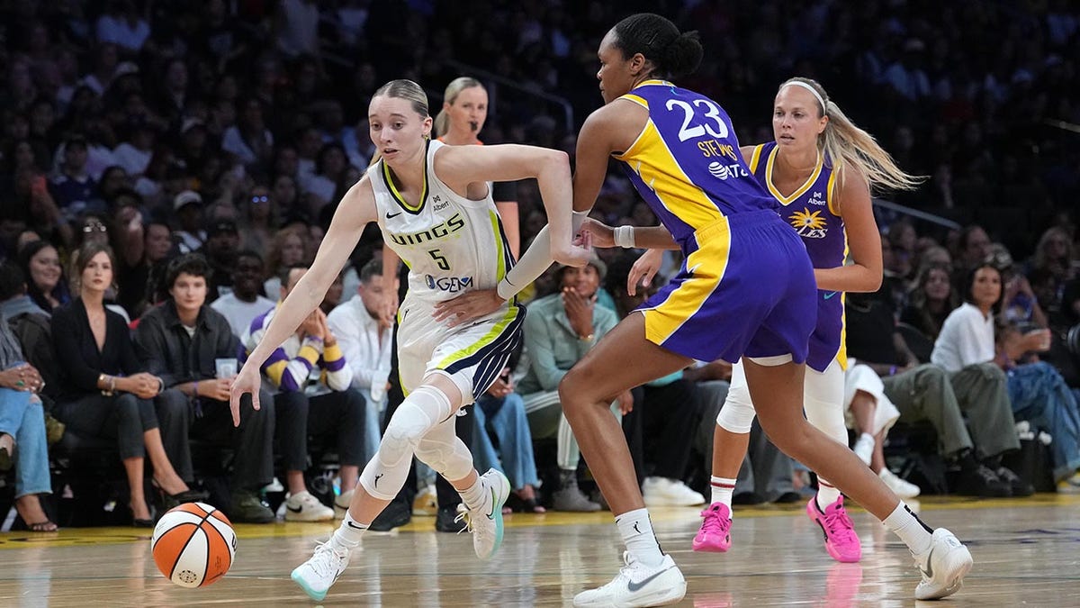 Paige Bueckers drives