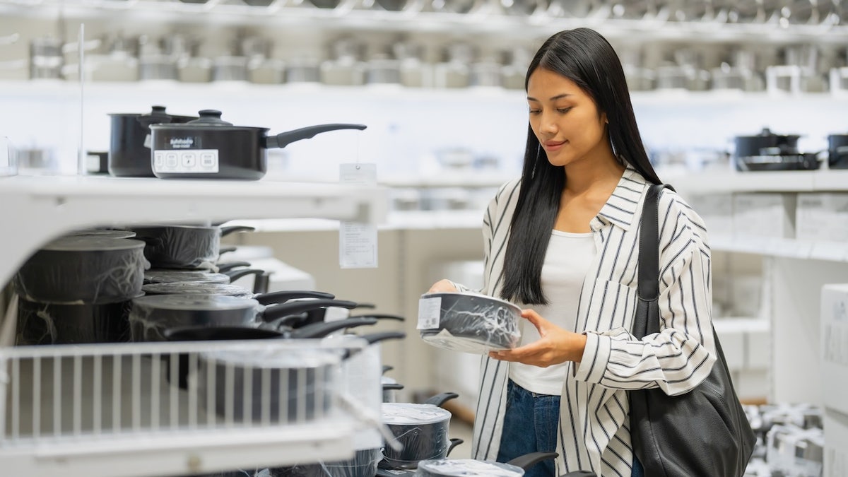 buying pots and pans in store