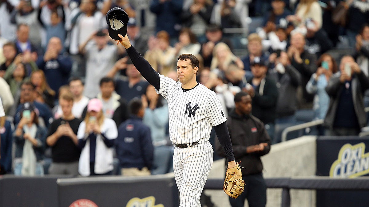Mark Teixeira salutes fans
