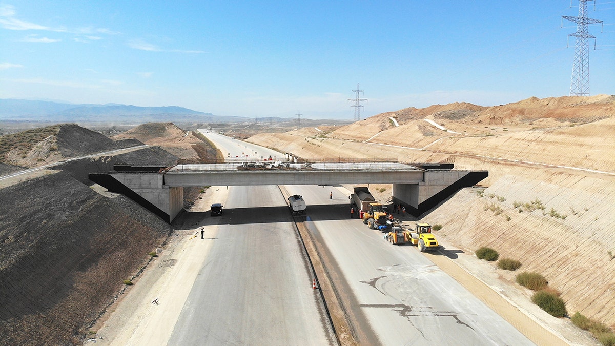 穿過Zangzur走廊的道路和鐵路建築的鳥瞰圖，該走廊將將西部省份連接到指甲，並將是從中國到中亞，中亞，里海，高加索和土耳其傳播的中央走廊路線之一。