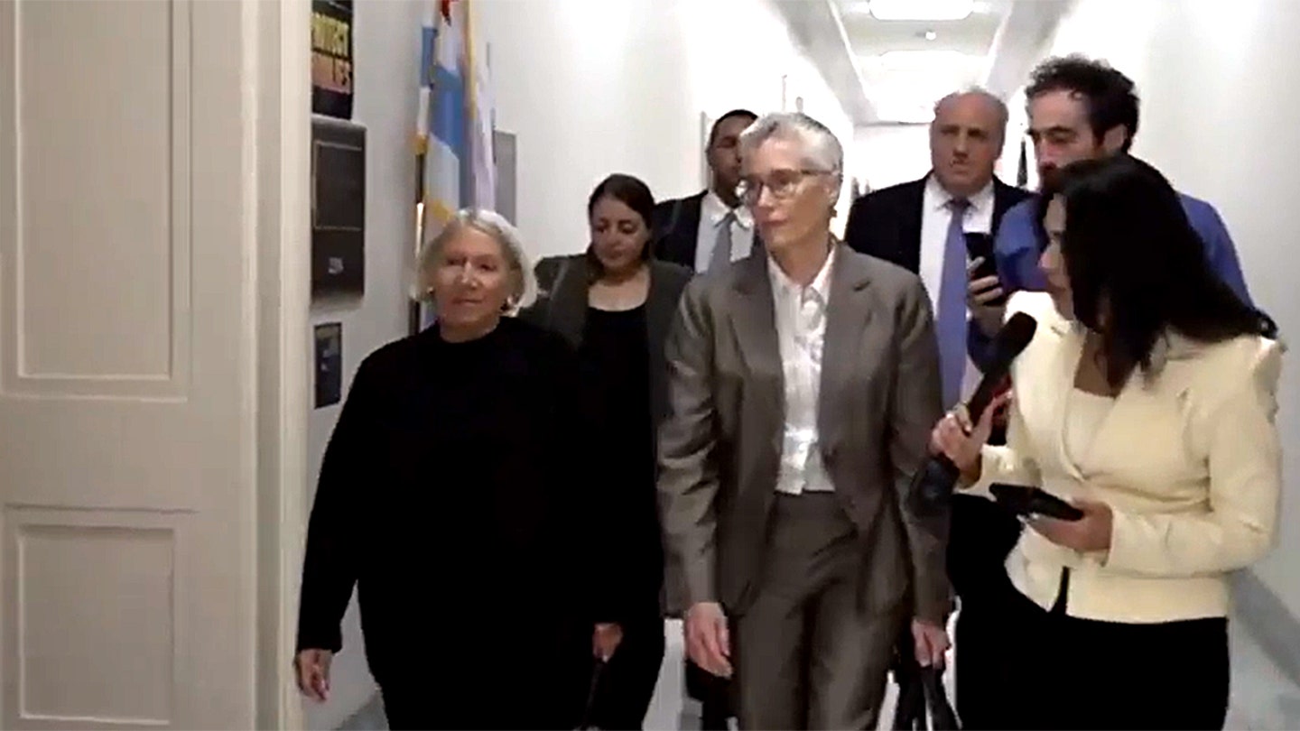 anita-dunn-questioned-by-fox-news-capitol-hill ترقية عائشة حسني إلى مذيعة مراسلة للبيت الأبيض