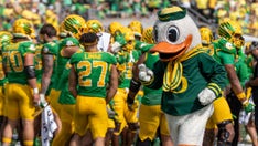 Oregon's mascot loses head after tripping on the field