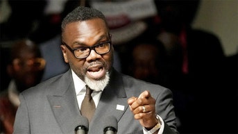 Historic Chicago government shutdown looms as Brandon Johnson spars with city aldermen - Fox News