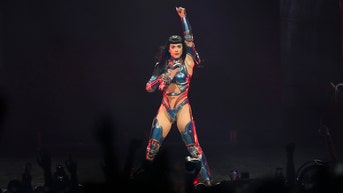 Katy Perry leads prayer after young fan passes out in the middle of show - Fox News