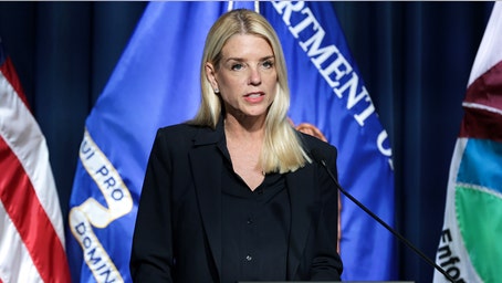 Anti-ICE protester William Kelly dares Pam Bondi to arrest him after Minnesota church disruption