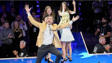 Jared Allen reacts to wardrobe malfunction during Hall of Fame celebration: 'Should've listened to my wife'