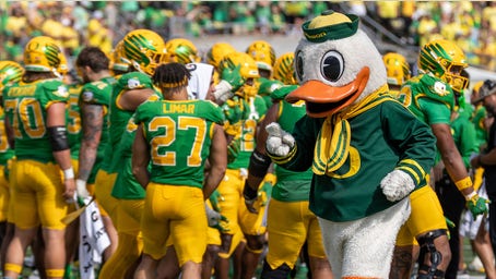 Oregon's mascot loses head after tripping on the field