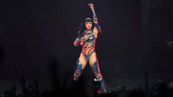 Katy Perry pauses show after young fan suddenly collapses on stage