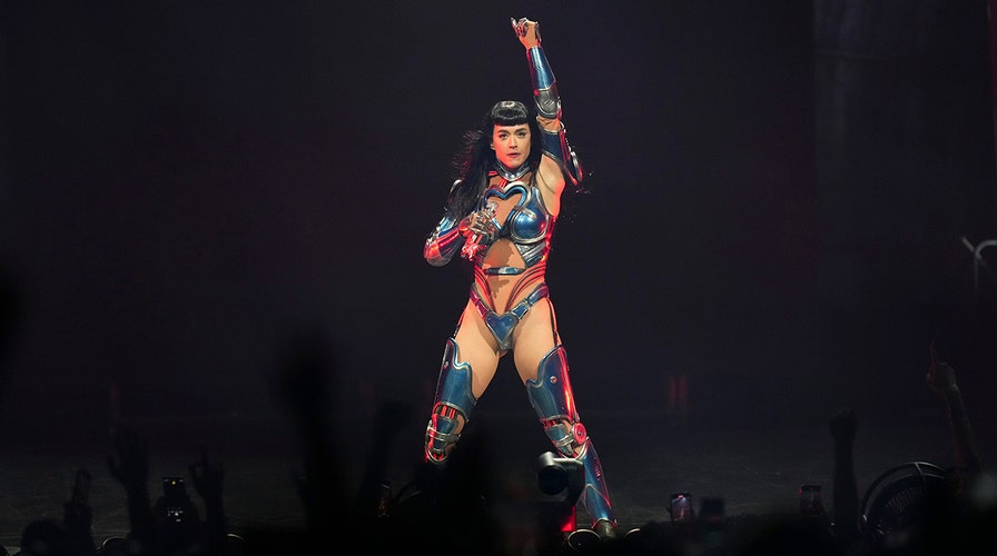 Katy Perry pauses show after young fan suddenly collapses on stage