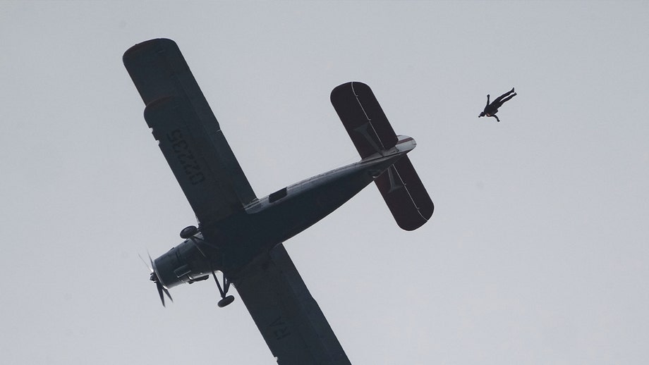 Skydiver dies after midair collision with another jumper during group jump in Washington state