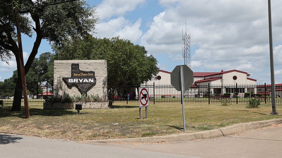 TV STAR FALLS FROM GRACE: Maxwell's PRISON MATE REVEALED!