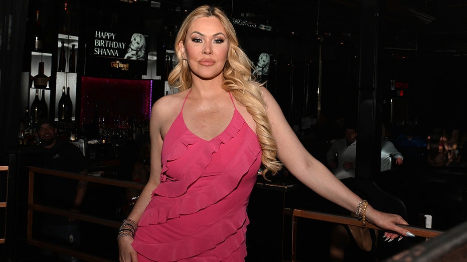 Shanna Moakler serves Wild West with bikini photos and purple cowboy hat