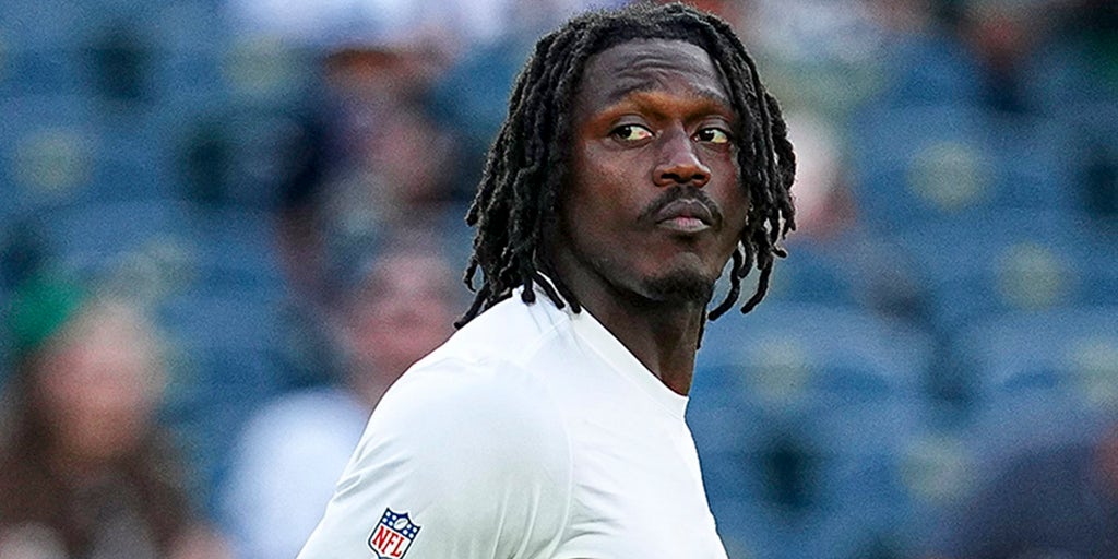 A.J. Brown, estrella de los Eagles, responde tras recibir sólo 1 blanco en  la victoria inicial contra los Cowboys