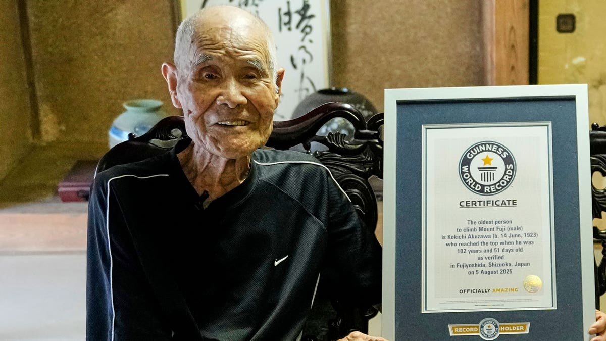 man breaks record oldest to climb mount fuji