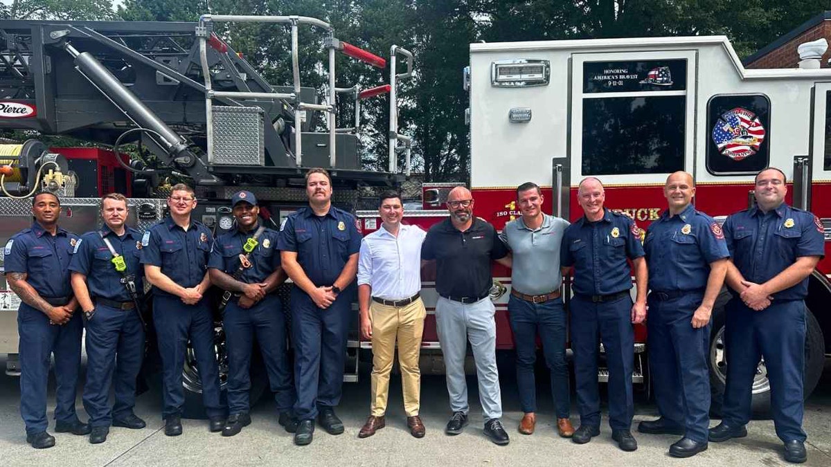 Cresilon首席執行官Joe Landolina及其團隊與Cobb County Fire&Semark Services Services人員一起看到。