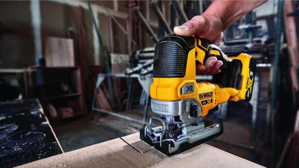 This jig saw comes with an LED light and dust blower.?