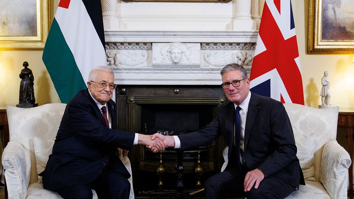 巴勒斯坦當局總統馬哈茂德·阿巴斯（Mahmoud Abbas）與英國總理護理Starmer