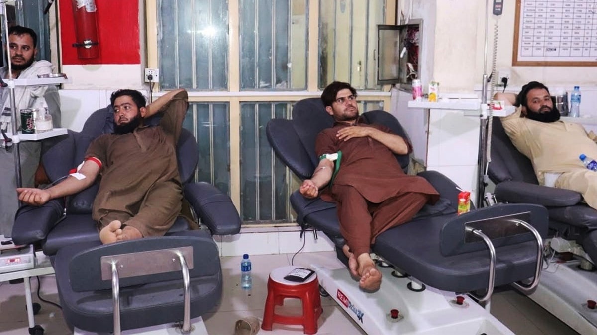 afghans donate blood to earthquake victims