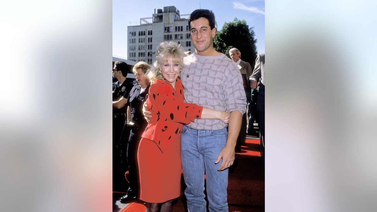 芭芭拉·伊甸園（Barbara Eden）擁抱她的兒子馬修·安薩拉（Matthew Ansara）。