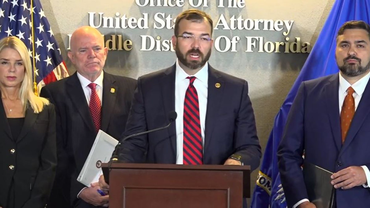 The American prosecutor General Pam Bondi, on the left, listens to the American attorney general of the western district of Texas Justin Simmons, during a press conference Thursday, September 4, 2025, in Tampa, Florida.