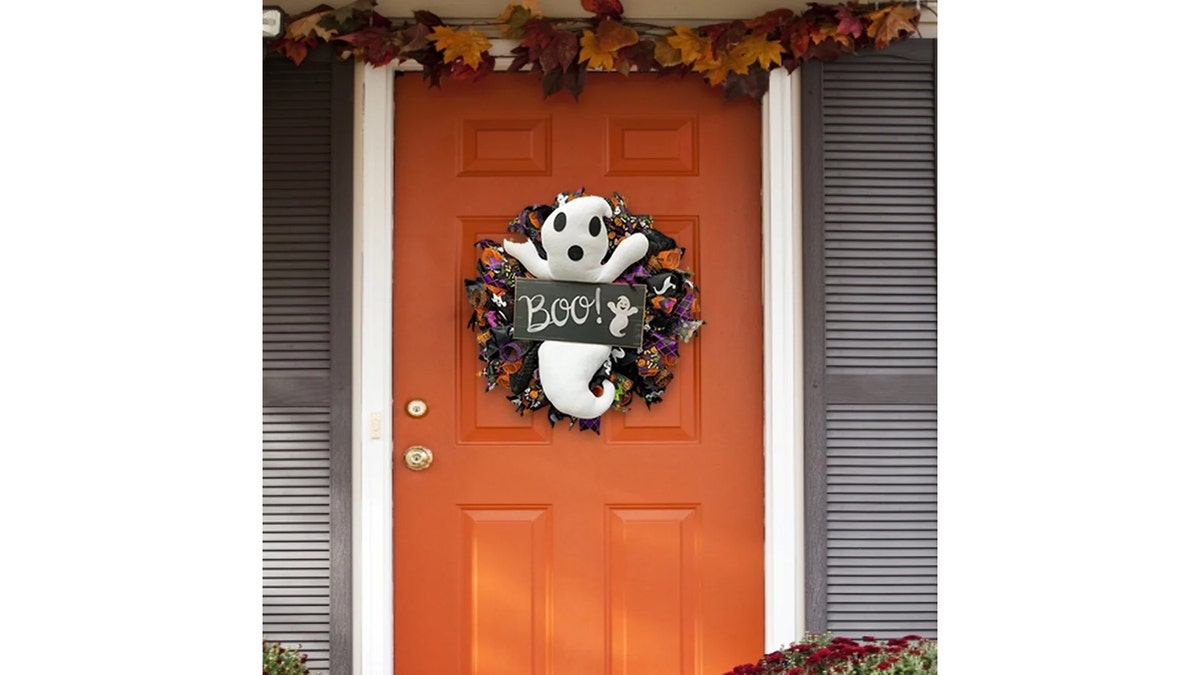 Greet your trick-or-treaters with this adorable wreath.