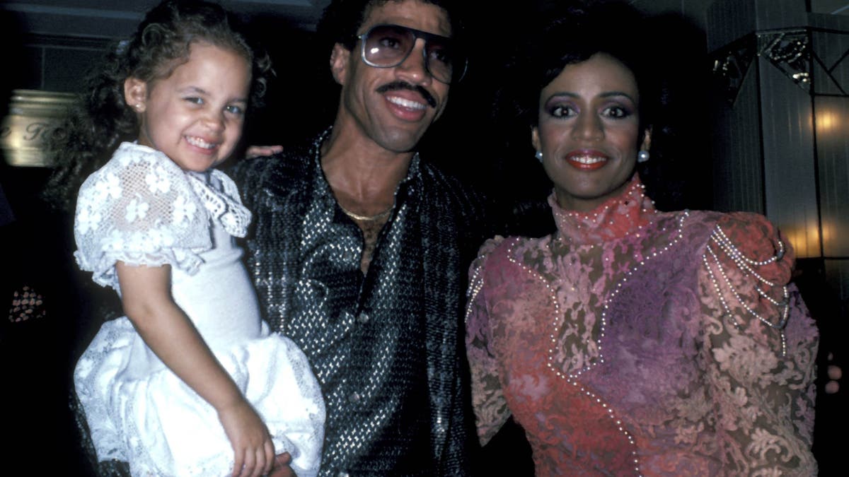 萊昂內爾·里奇(Lionel Richie)和她的前妻布倫達(Brenda)在80年代與她的小女兒妮可·里奇(Nicole Richie)一起描繪。