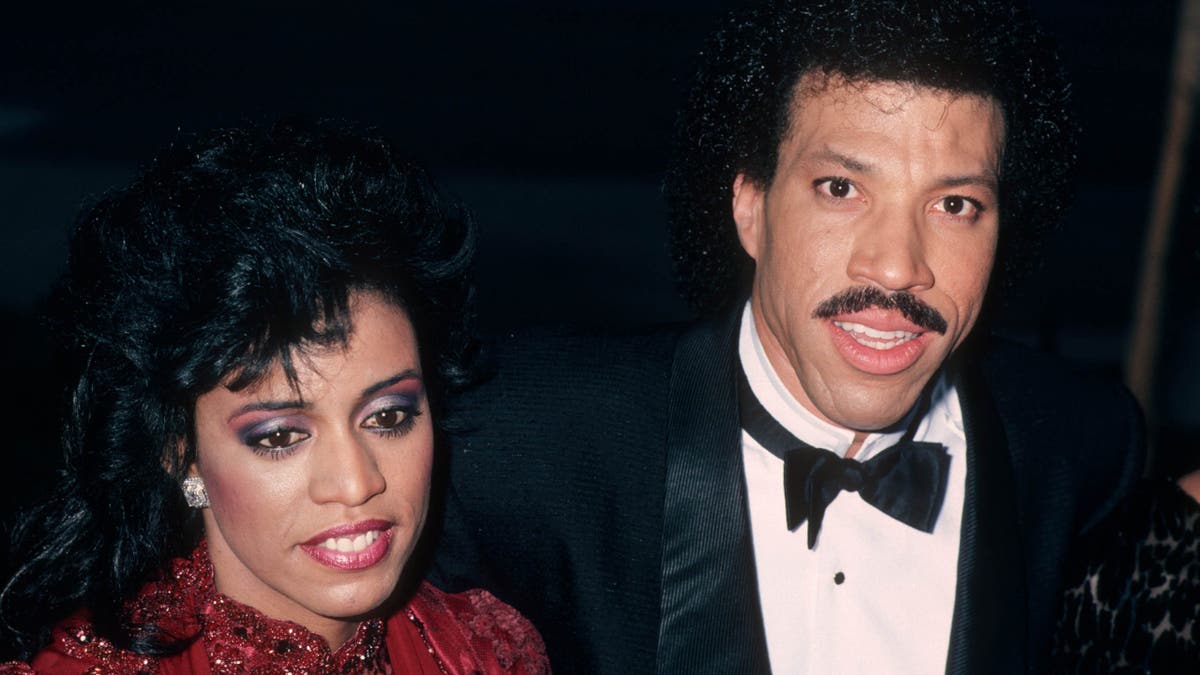 萊昂內爾·里奇（Lionel Richie）與她的前妻布倫達（Brenda）一起參加了1986年的奧斯卡金像獎。